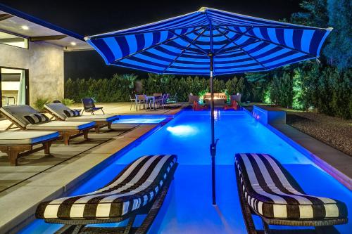 Best in Palm Springs • Featured in Dwell • 5 Bedrooms & All En Suite Baths in Palm Springs, USA