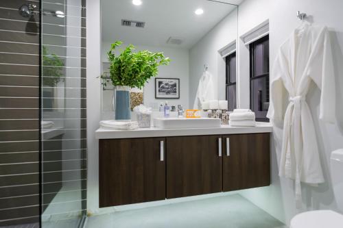 Best in Palm Springs • Featured in Dwell • 5 Bedrooms & All En Suite Baths - image 9