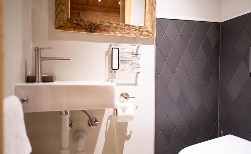 Superior Comfort Room image 8
