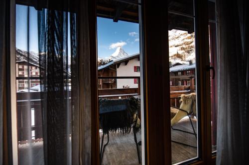 Matterhorn Double Room image 8