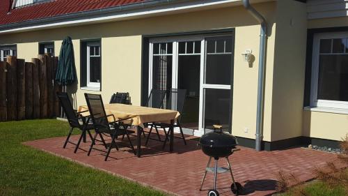 Viesnīcas āriene, Ferienhäuser Hühnergott und Kranichnest, Sauna, Kamin und Garten (Ferienhauser Huhnergott und Kranichnest, Sauna, Kamin und Garten) in Breege