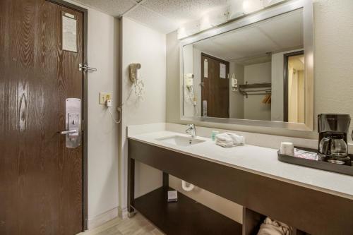 Queen Room with Two Queen Beds - Accessible/Non-Smoking 