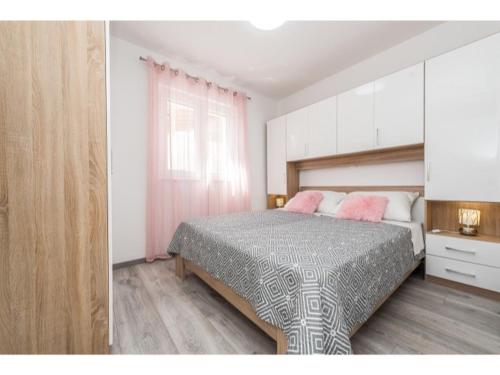 Lovely Apartment in Pakostane with Terrace - image 4
