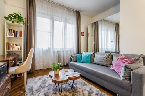  BpR Space Grey Home with balcony, Ferienwohnung in Budapest