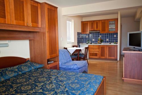 Studio with Balcony (3 Adults)  image 2