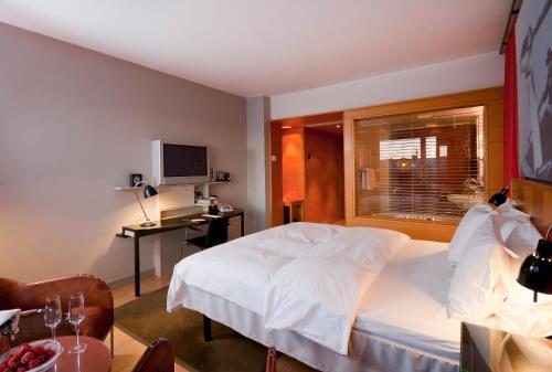 Deluxe Double or Twin Room image 2