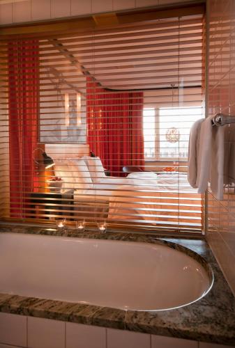 Deluxe Double or Twin Room image 6