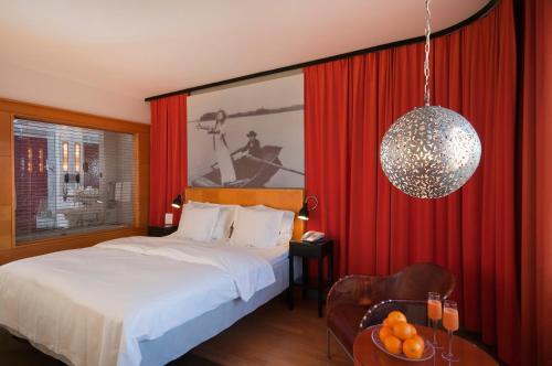 Deluxe Double or Twin Room image 5