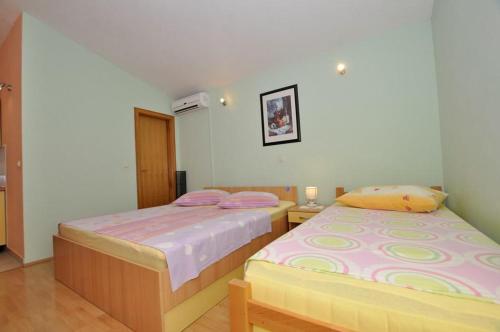 Apartments with a parking space Makarska - 14091