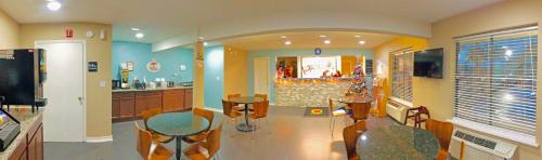 Lobby, Super 8 By Wyndham Crestview in Crestview (FL)