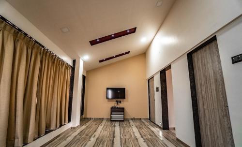 Pooja Villa Suites-Rooms and Pool, Igatpuri