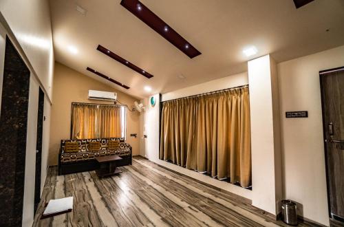 Pooja Villa Suites-Rooms and Pool, Igatpuri