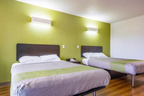 2 queen beds
