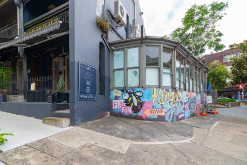 Views To Die For// Studio Rushcutters Bay // Free Parking - image 2