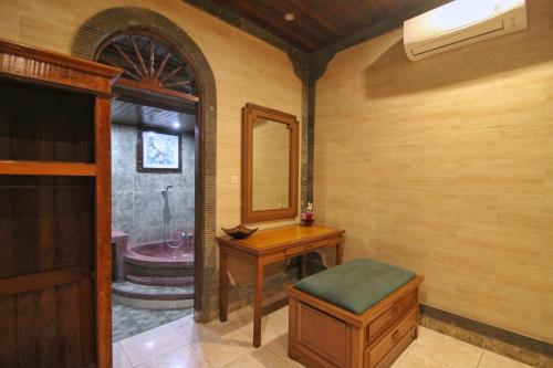 room detail thumbnail 2