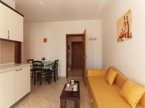  One-Bedroom Apartment in Razanac in Ražanac
