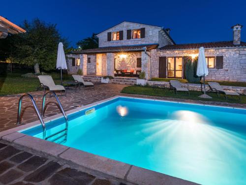  Elegant Villa in Istria with Outdoor Pool, Ferienwohnung in Tinjan