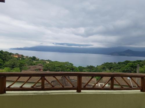 Bangalô com vista para o mar no condomínio Yacamim Ilhabela praia do Curral