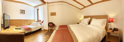 1 queen bed, 1 twin bed