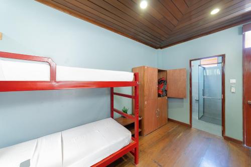 Bed in 4-Bed Mixed Dormitory Room image 4