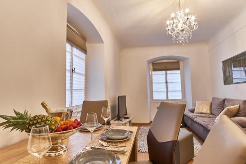 Charles Bridge Royal Apartment - main image