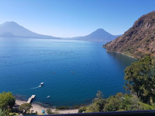 Sky view Atitlan lake suites ,una inmejorable vista apto privado dentro del lujoso hotel in Panajachel