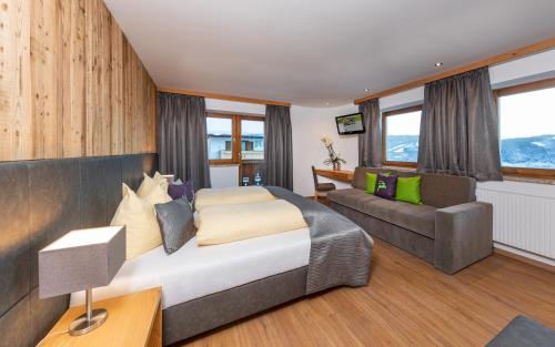 1 king bed, 1 sofa bed