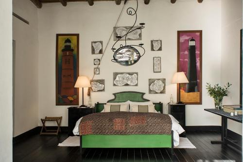 1 queen bed, 2 sofa beds