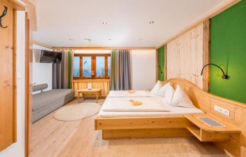 Economy Double Room image 2