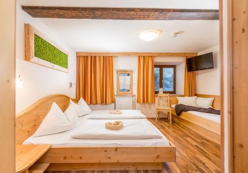 Economy Double Room image 2