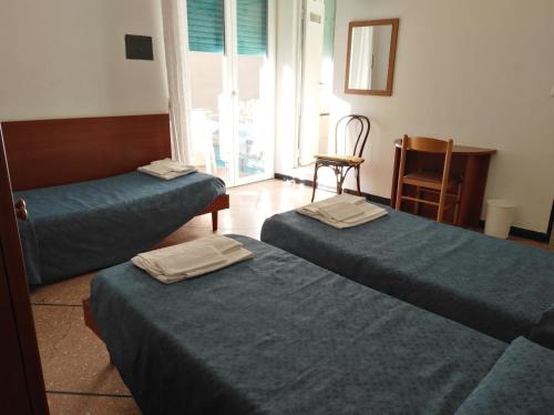 3 twin beds