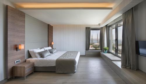 Corner Deluxe Room with Sea View image 4