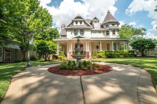 The Victoria Bed & Breakfast Bentonville