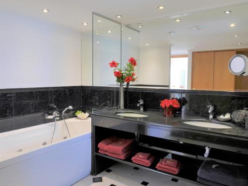 3 bedrooms, 4 beds