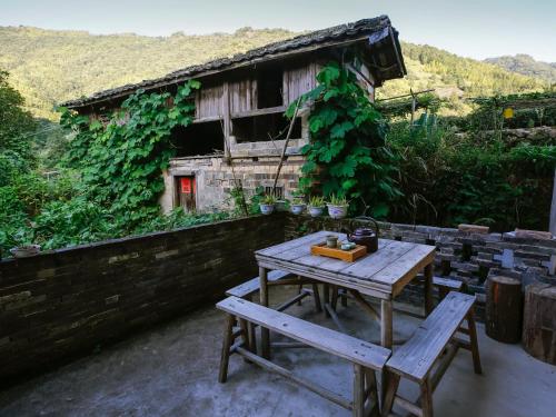 Tulou Herongzhuang Inn