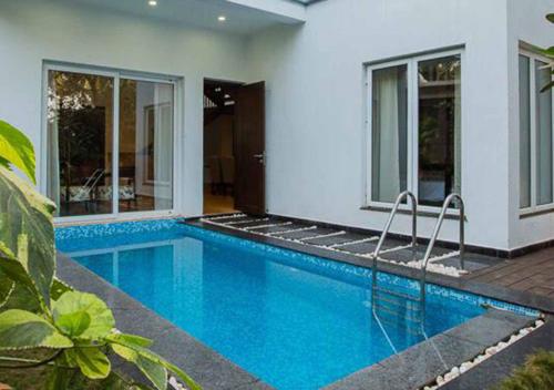 StayVista at Villa Esencia with Pvt Pool & Gym in North Goa