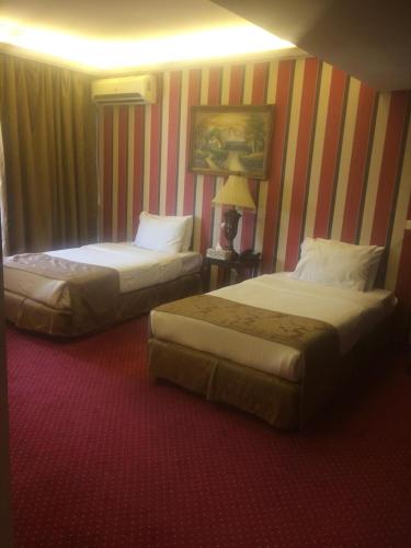 Queens Land Hotel