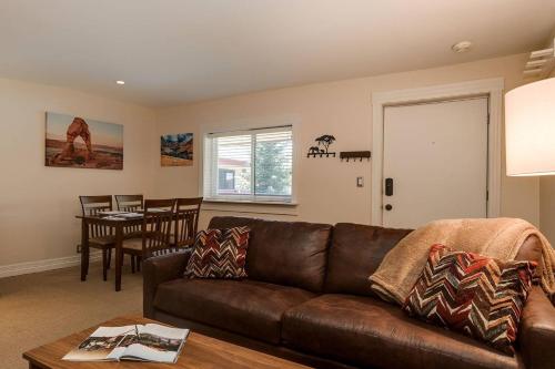 Cozy Red Roost Residence - Essential Getaway! - image 4