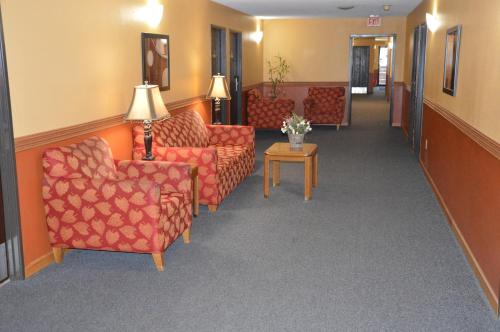 Burnsville Inn & Suites in Burnsville