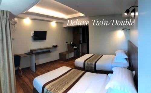 Deluxe Double or Twin Room image 2