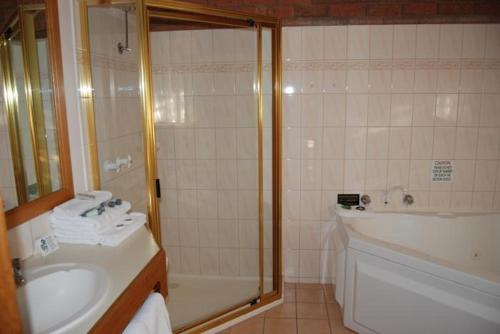 Bathroom, Sportslander Motor Inn in Moama