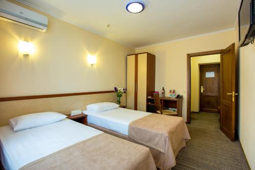 2 twin beds