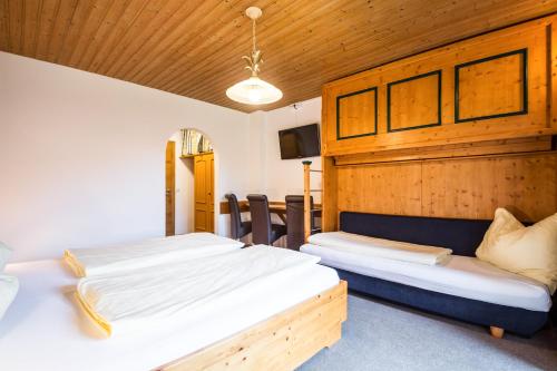 1 queen bed, 1 sofa bed