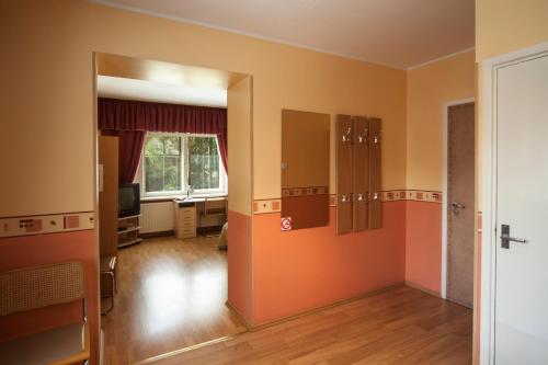 Alexi Villa - image 8