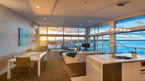 Princes Wharf's truly stunning North-West Loft, Auckland (photo 6)