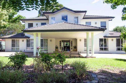 . Mudgee Country Grandeur at this Elegant Group Getaway