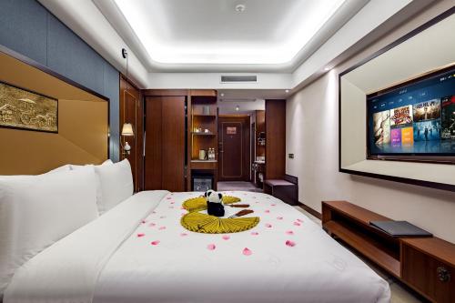 Lujia International Hotel Located in Chenghua District, Lujia International Hotel is a perfect starting point from which to explore Chengdu. The property offers a wide range of amenities and perks to ensure you have a great ti