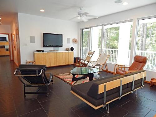 055 Bough House - image 7
