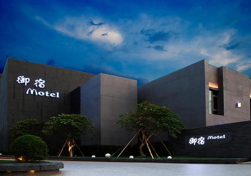 Royal Group Motel Feng Shan Branch