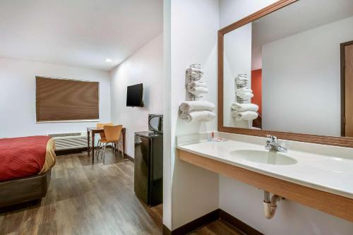 Econo Lodge - image 9